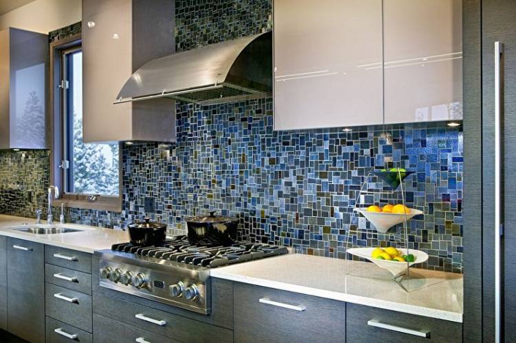 Стеклянная мозаика для кухни на фарту