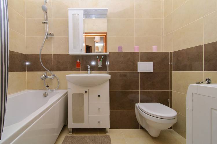 Дизайн маленькой совмещенной ванной комнаты с туалетом и стиральной машиной в светлых тонах