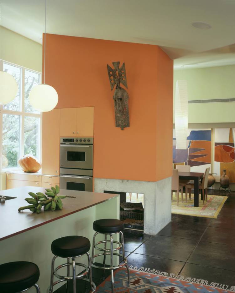 Современный камин в интерьере вашей кухни