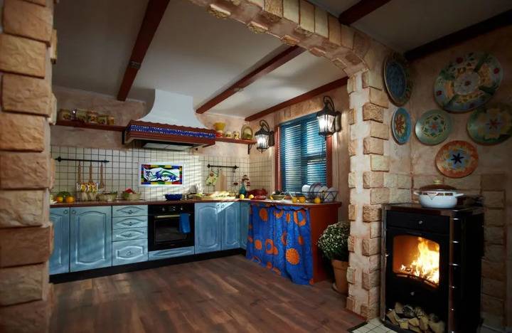 Дизайн интерьера кухни с печкой в частном, маленьком, деревенском дом