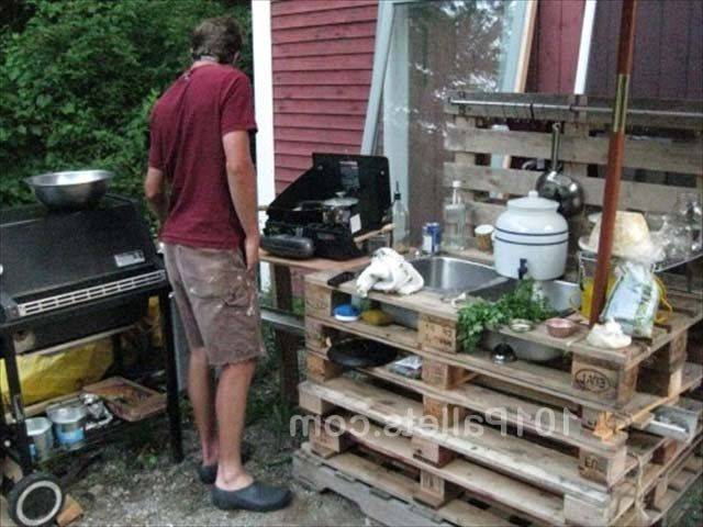 летняя кухня, оборудованная из поддонов Fantastic Pallet Outdoor Kitchen