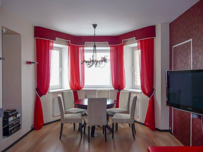 Красные шторы в интерьере гостиной с диваном