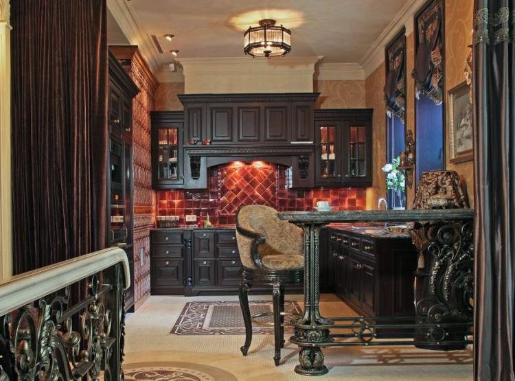 Классический темный интерьер большой квартиры Декор и мебель в кухне, холле, спаль
