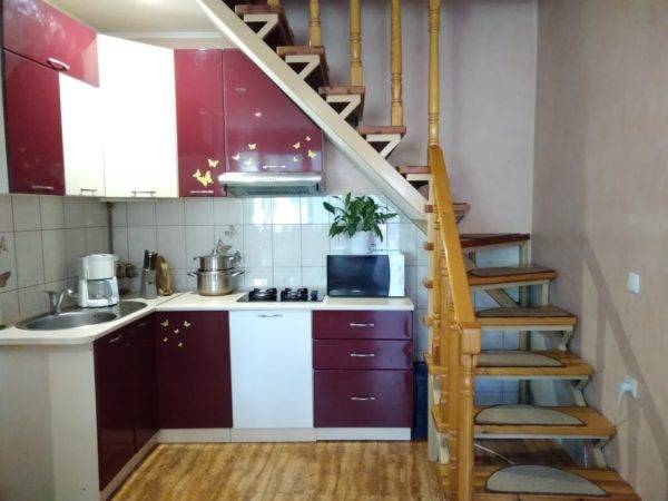 Дизайн кухни с лестницей на второй этаж для дачи