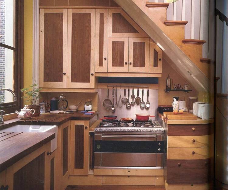Кухня под лестнице, варианты оформления