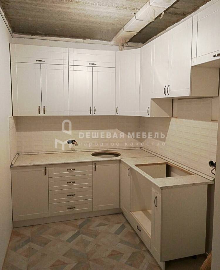 Кухня белого цвета с фрезеровкой МДФ фасадов Кантри Тури