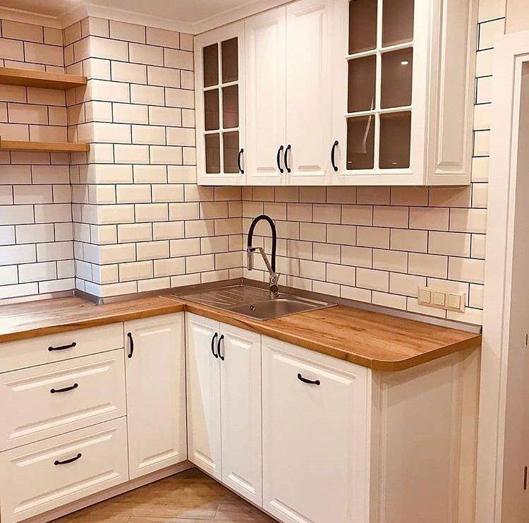 Белая кухня с фрезерованными фасадами в классическом стиле