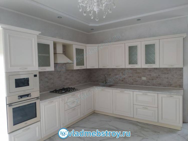 Белая кухня классика со сложной фрезеровкой фасадов за руб