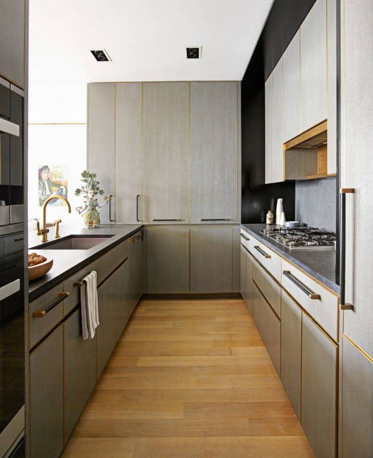 Стильный дизайн узкой кухни
