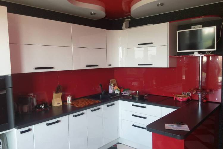 П-образная кухня с барной стойкой в белом и красном цвет