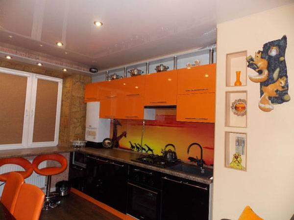 Кухня черно-оранжевая со стеклянным фартуком