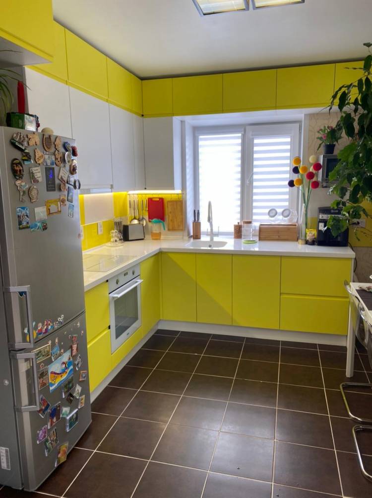 Бело желтая кухня под потолок с интегрированными ручками