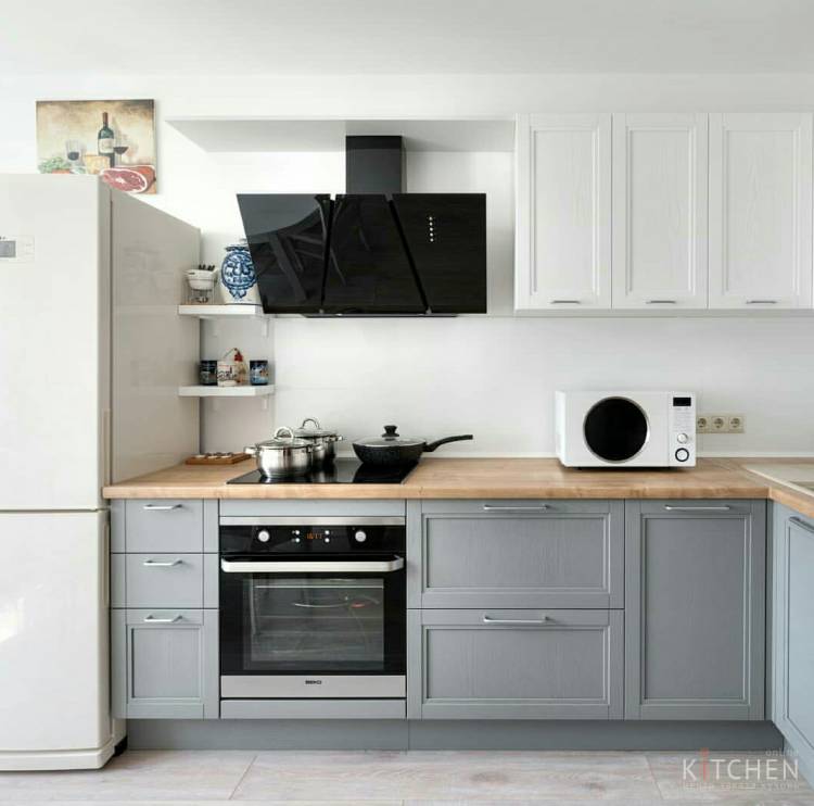 Кухня белый верх серый низ деревянная столешни