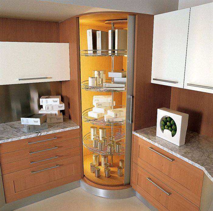 Угловой шкаф для посуды, варианты оформления фасада и размещения