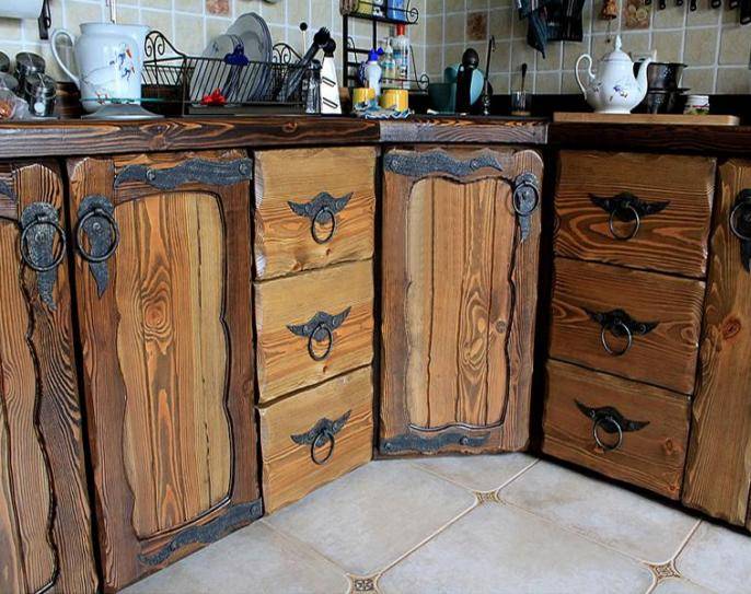 Как оформить интерьер деревянной кухни в старинном стиле