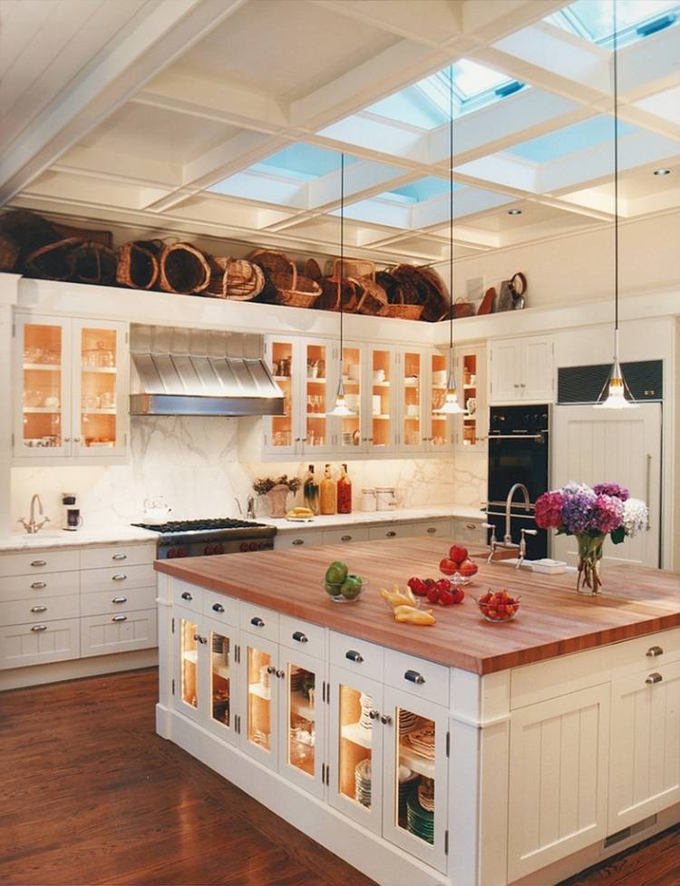 Дизайн стильных кухонь с мансардным окном