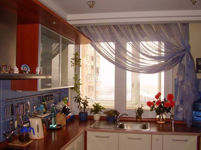 Вот какими должны быть современные шторы на кухне?