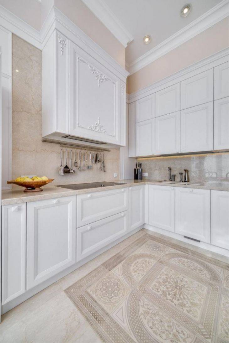Белая кухня с серой и деревянной столешницей в современном стиле
