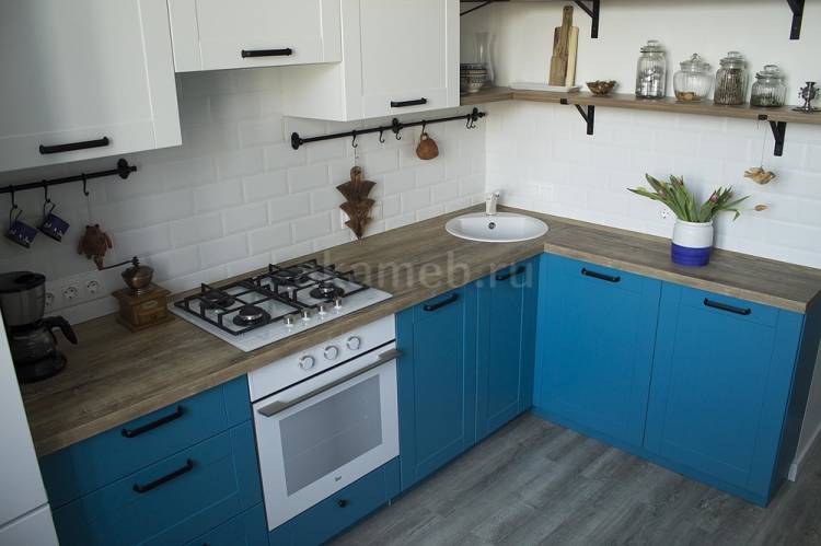 Яркая сине-белая угловая кухня в Томске, фото и