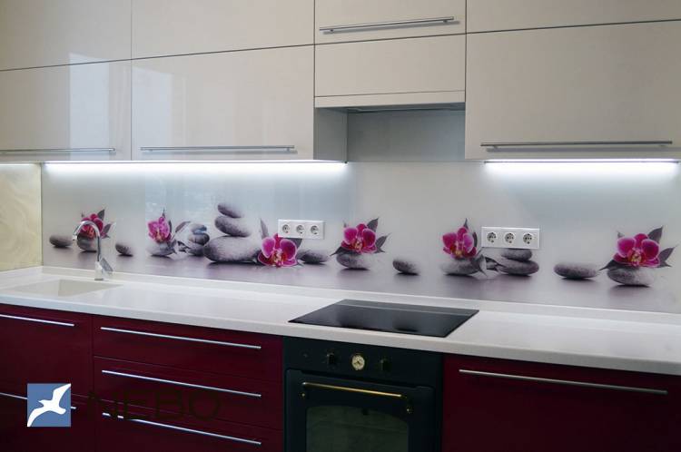 Кухонный фартук из стекла с фиолетовыми орхидеями на светл