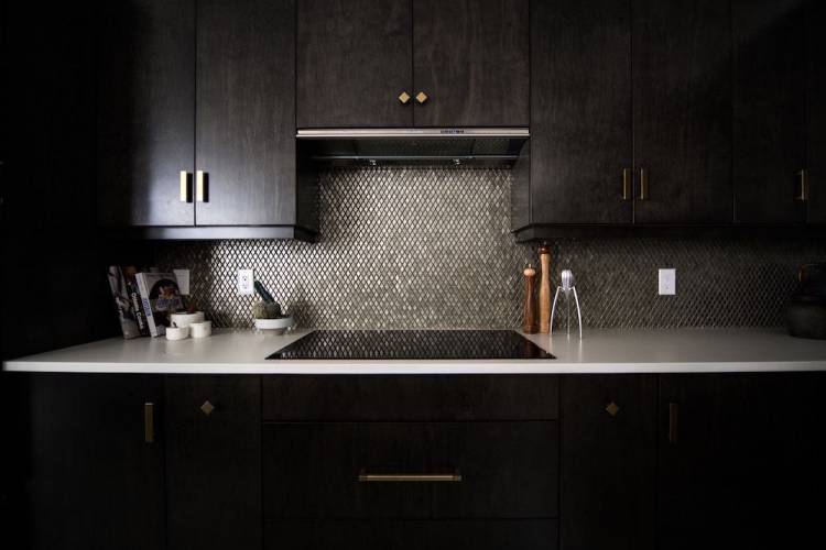 Черная мозаика на кухне: 74 фото в интерьере