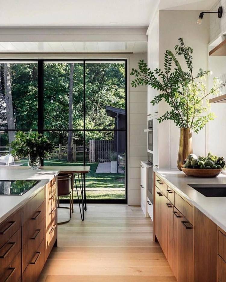 Кухня с панорамным окном в дом