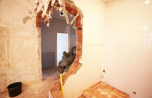 Демонтаж бетонных, кирпичных и несущих стен между кухней и комнатой в панельном дом