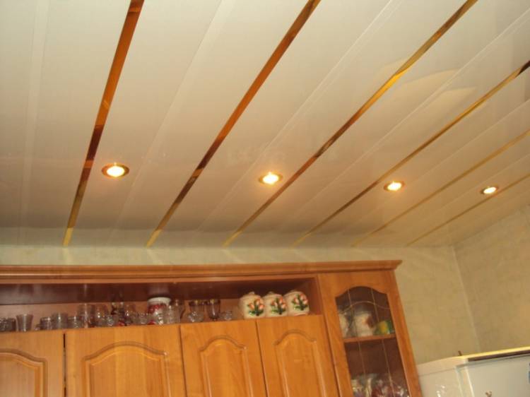 Красивый потолок из пластиковых панелей на кух