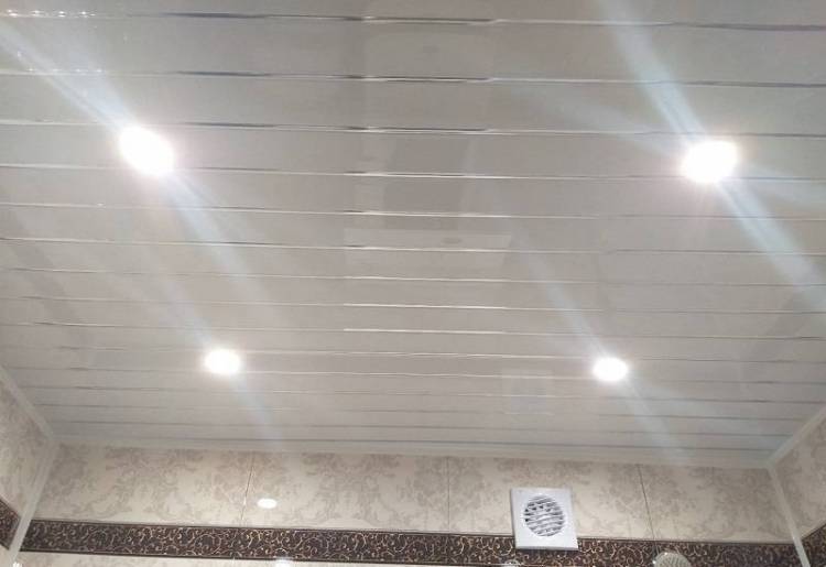 Можно ли потолок обшить панелями ПВХ?
