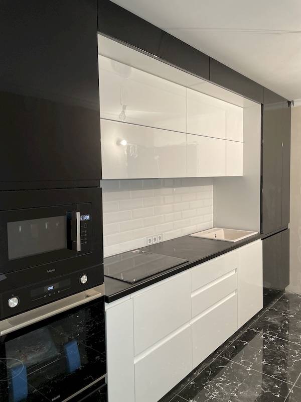 Черно белая кухня с барной стойкой: 106 фото дизайна
