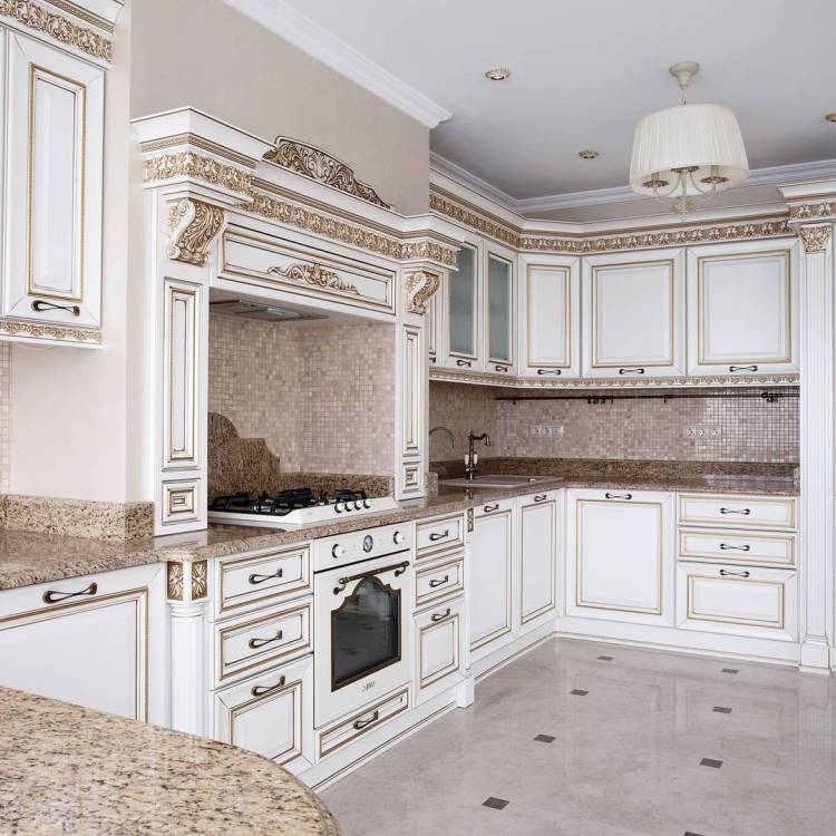 Белая угловая кухня из массива в классическом стиле со столешницей из натурального камня