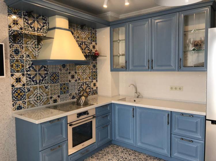 Синяя угловая кухня из массива в классическом стиле c акриловой столешницей