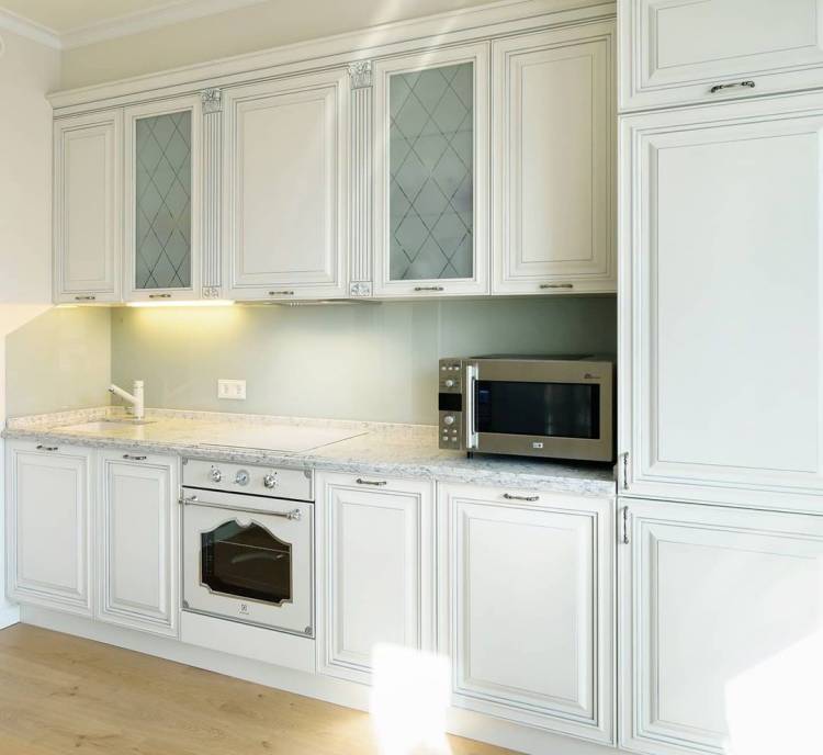 Белая прямая кухня из массива в классическом стиле со столешницей из натурального камня