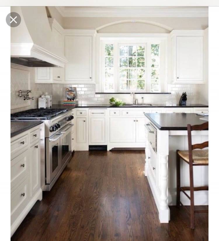 Белая кухня с коричневой столешницей