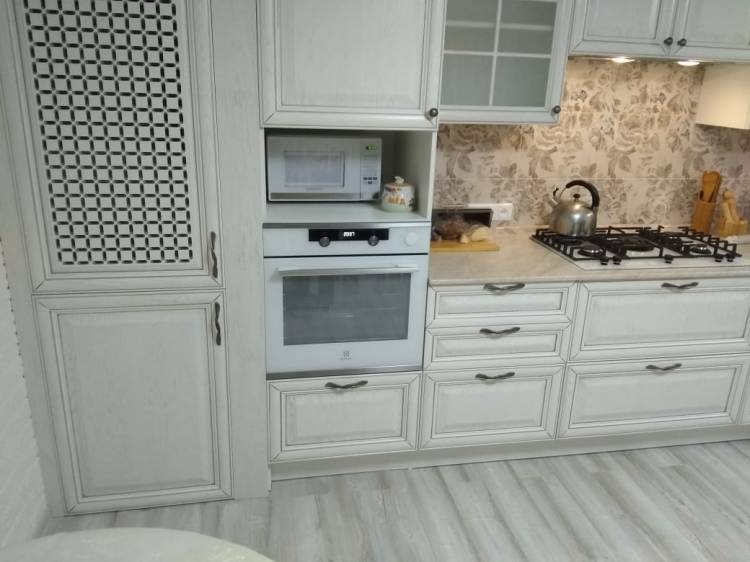 Белая прямая кухня из массива в классическом стиле с пластиковой столешницей