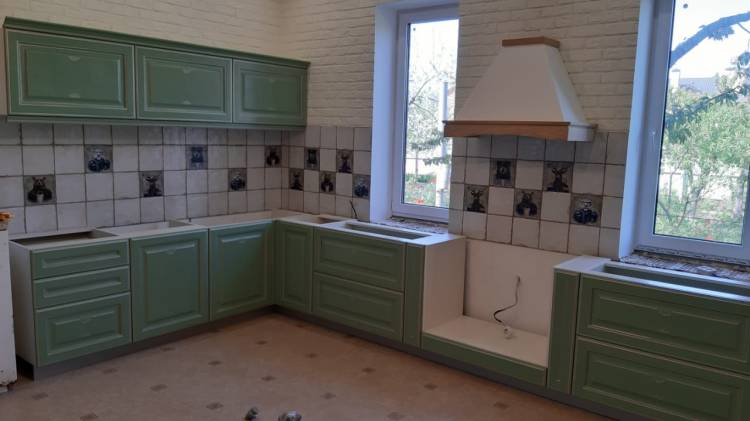 Зеленая угловая кухня из массива в классическом стиле