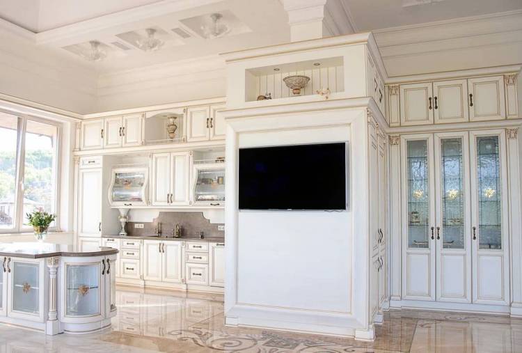 Белая угловая кухня из массива в классическом стиле со столешницей из натурального камня