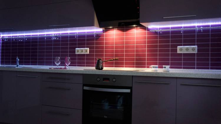Подсветка для кухни под шкафы светодиодная, ее возможные варианты и характеристики