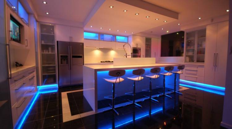 Освещение на кухне потолочное и дополнительное, какие светильники выбрать для дизайна интерьера, люстра над рабочей зоной и обеденным столом