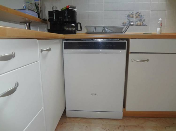 Правила и способы установки посудомоечной машины в готовую кухню