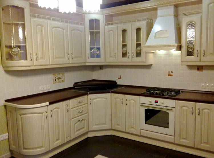 Угловая кухня из светлого массива с радиусным фасадом