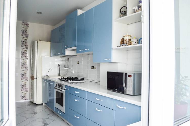 Большая прямая глянцевая кухня в стиле модерн Blue Metallic
