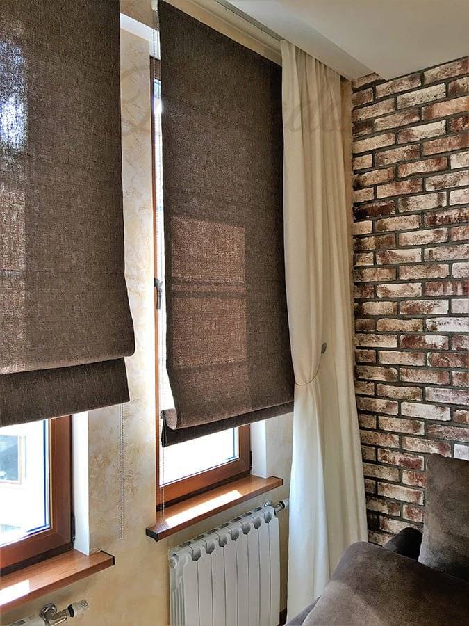 Тюль с римским шторами в гостиной-лофт, ул