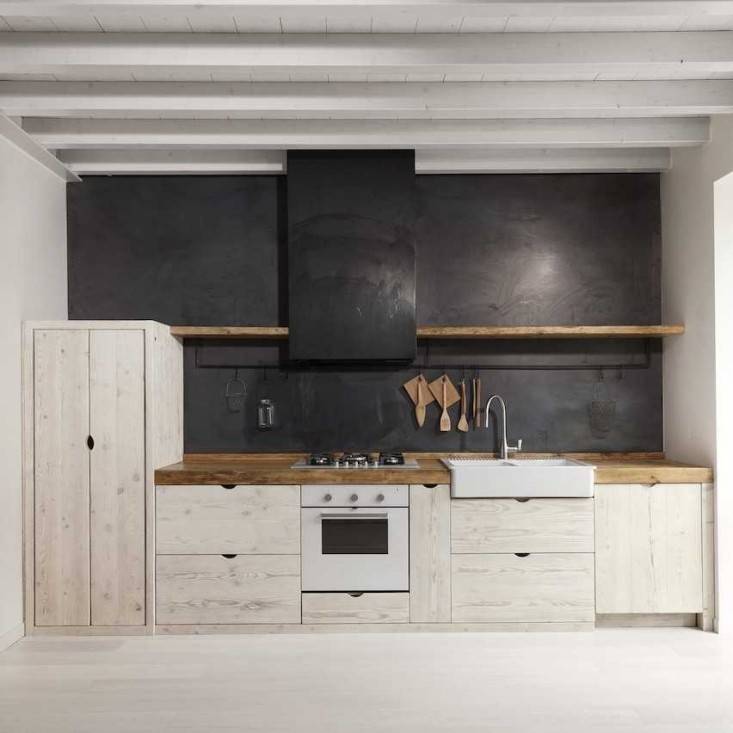 Дизайн кухни в черно-белых тонах с деревянной мебелью