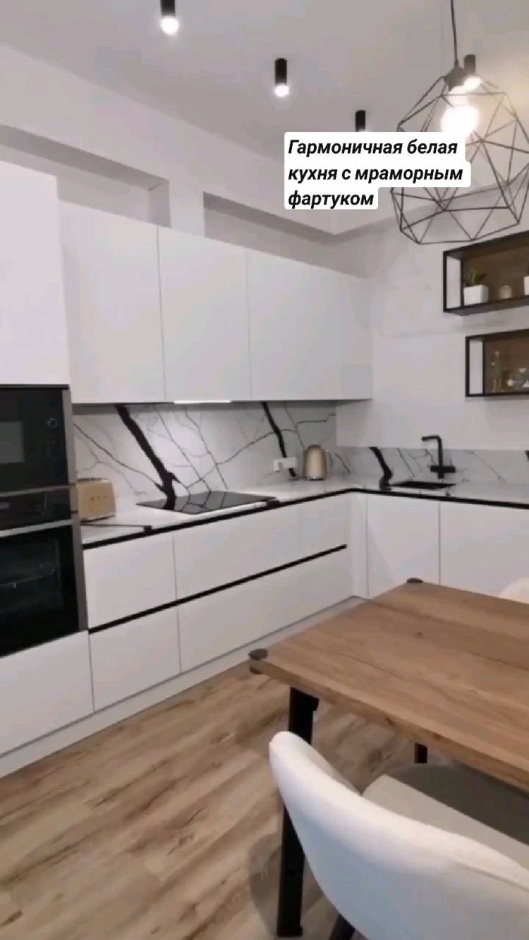 Белая кухня с мраморным фартуком: 100 фото в интерьере