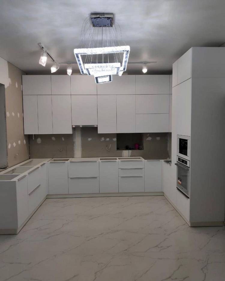 Белая п-образная кухня с крашеными фасадами в стиле Хай-Т