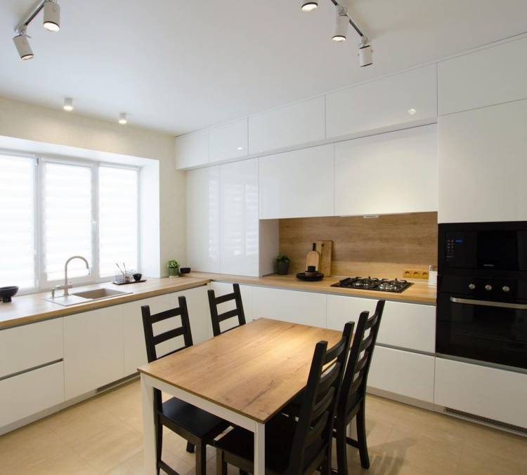 Белая кухня с крашеными фасадами в стиле Хай-Тек с пластиковой столешницей