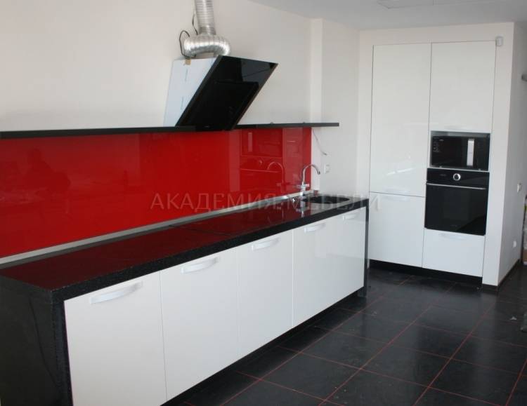 Черно-белая кухня с красным топом в стиле хай-тек в Томске, фото и