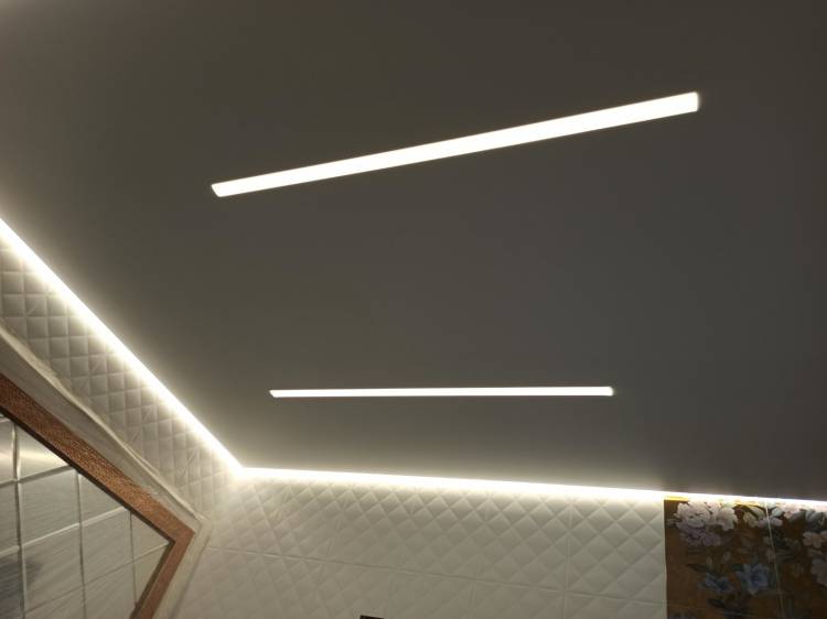 Парящий натяжной потолок со световыми линиями
