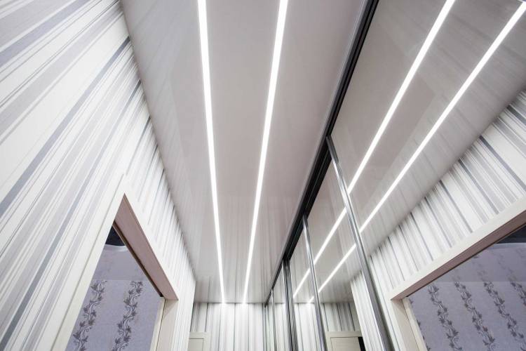 Потолки со световыми линиями в коридор